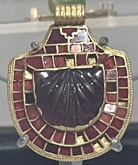 A close-up of a necklace
Description automatically generated